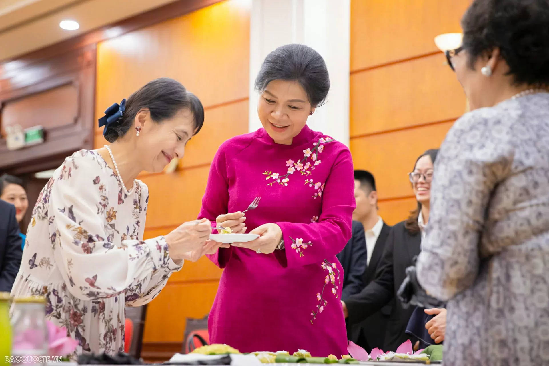 Phu nhân Tổng Bí thư cùng Phu nhân Thủ tướng Nhật Bản làm bánh cốm Hà Nội