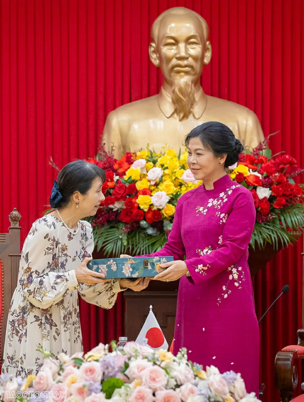 Phu nhân Tổng Bí thư cùng Phu nhân Thủ tướng Nhật Bản làm bánh cốm Hà Nội