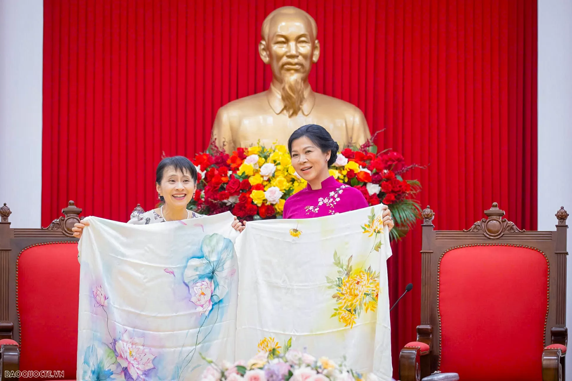 Phu nhân Tổng Bí thư cùng Phu nhân Thủ tướng Nhật Bản làm bánh cốm Hà Nội
