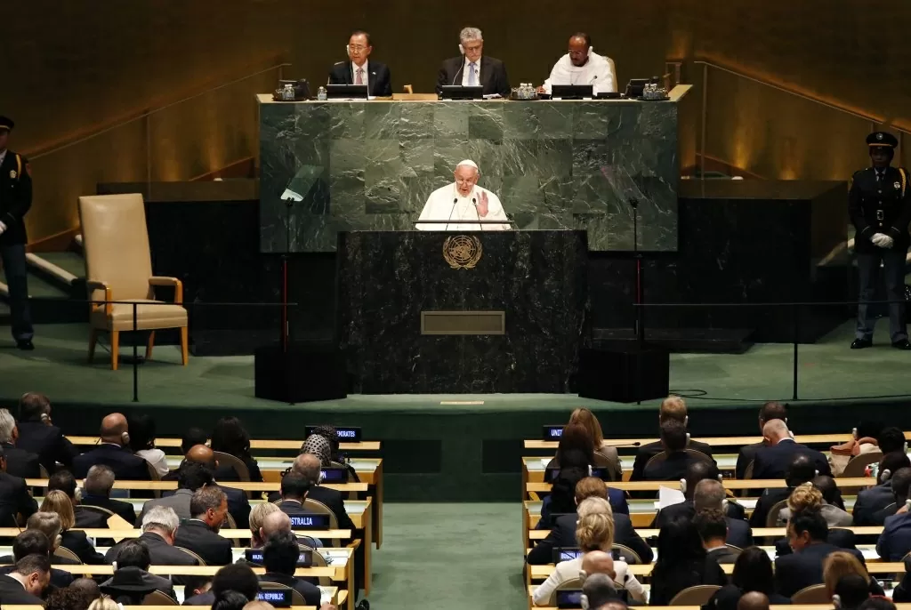 Giáo hoàng Francis phát biểu tại Đại hội đồng Liên Hợp Quốc vào tháng 9 năm 2015. Trong bài phát biểu của mình, ngài kêu gọi các nhà lãnh đạo thế giới áp dụng các giải pháp cụ thể để chống lại nạn nghèo đói lan rộng và sự tàn phá môi trường. (Nguồn: PBS)