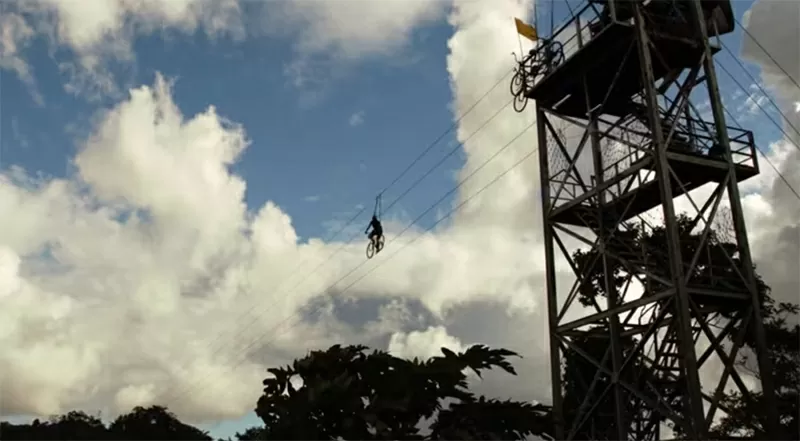 Tại sao chỉ nằm dài trên bãi biển khi bạn có thể thử đạp xe trên dây cao?