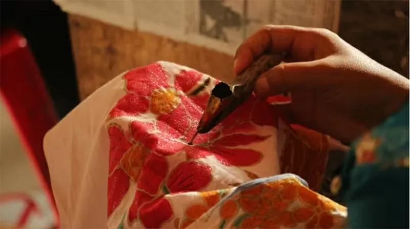 Học nghệ thuật vẽ batik tại Bali. (Nguồn: Anita Rao Kashi) Học nghệ thuật vẽ batik tại Bali. (Nguồn: Anita Rao Kashi)