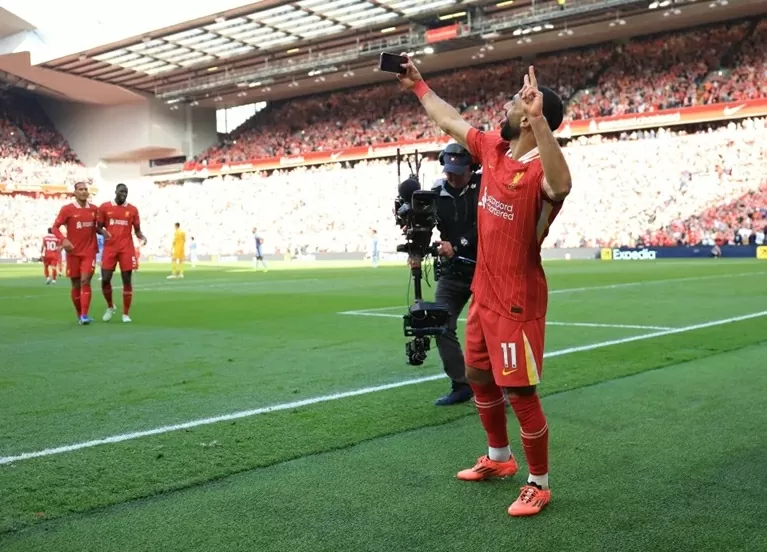 Tiền đạo Salah vượt qua Aguero trong ngày Liverpool vô địch