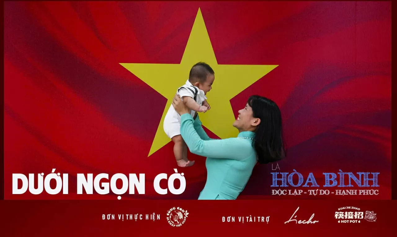 Chị Phương Nguyễn và con trai dưới ngôi sao vàng rực rỡ.