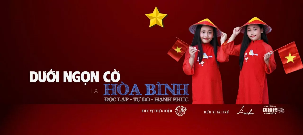 Cặp nghệ sĩ song sinh nhí Bella Rita tham gia bộ ảnh với áo dài đỏ đáng yêu.