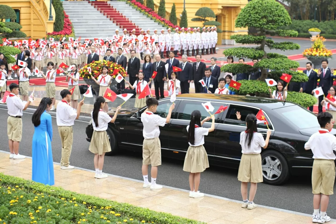 Đúng 8h30, Thủ tướng Nhật Bản Ishiba Shigeru cùng phu nhân tiến vào Phủ Chủ tịch. (Ảnh: Thành Long) Đúng 8h30, Thủ tướng Nhật Bản Ishiba Shigeru cùng phu nhân tiến vào Phủ Chủ tịch. (Ảnh: Thành Long)