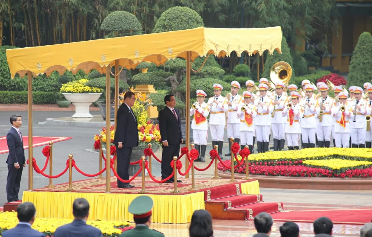Thủ tướng Chính phủ Phạm Minh Chính nhiệt liệt chào mừng Thủ tướng Ishiba Shigeru thăm chính thức Việt Nam. Hai nhà lãnh đạo bước lên bục danh dự, trong khi quân nhạc cử Quốc thiều hai nước. (Ảnh: Thành Long)