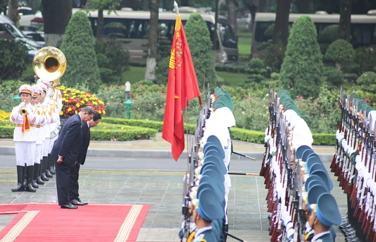 Sau nghi thức chào mừng, Thủ tướng Phạm Minh Chính và Thủ tướng Ishiba Shigeru cùng duyệt đội danh dự. Sau nghi thức chào mừng, Thủ tướng Phạm Minh Chính và Thủ tướng Ishiba Shigeru cùng duyệt đội danh dự.