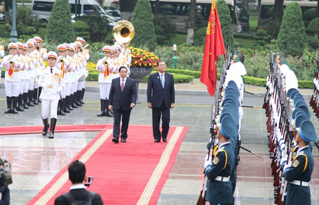 Sau nghi thức chào mừng, Thủ tướng Phạm Minh Chính và Thủ tướng Ishiba Shigeru cùng duyệt đội danh dự.