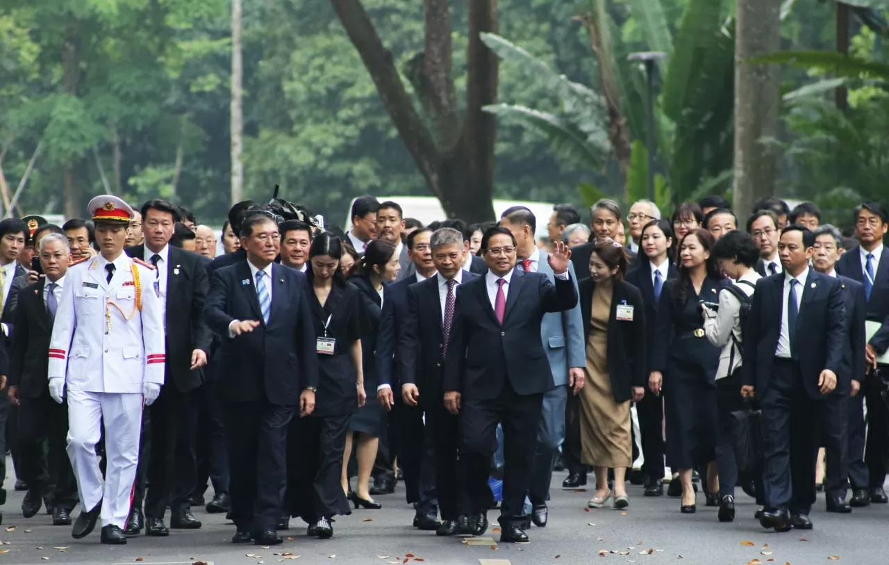 Thủ tướng Chính phủ Phạm Minh Chính và Thủ tướng Ishiba Shigeru di chuyển về Phủ Thủ tướng, tiến hành hội đàm. (Ảnh: Thành Long)