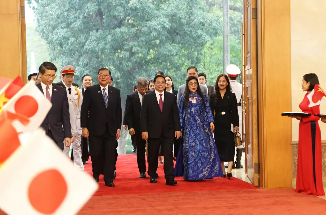 Thủ tướng Chính phủ Phạm Minh Chính và Thủ tướng Ishiba Shigeru di chuyển về Phủ Thủ tướng, tiến hành hội đàm. (Ảnh: Thành Long)