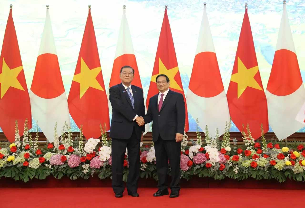 Thủ tướng Phạm Minh Chính và Thủ tướng Ishiba Shigeru  chụp ảnh chung trước cuộc hội đàm sáng