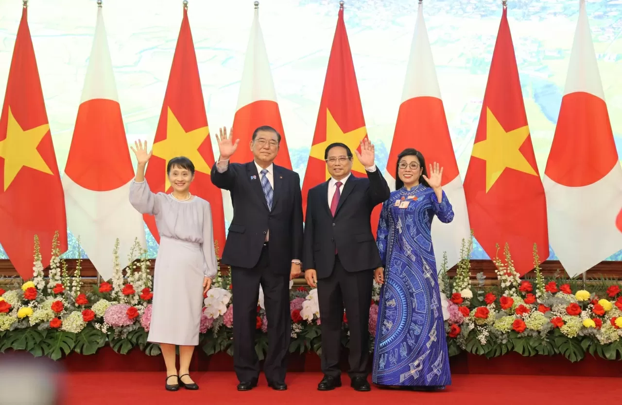 Thủ tướng Phạm Minh Chính và Thủ tướng Ishiba Shigeru  chụp ảnh chung cùng hai phu nhân. (Ảnh: Thành Long)