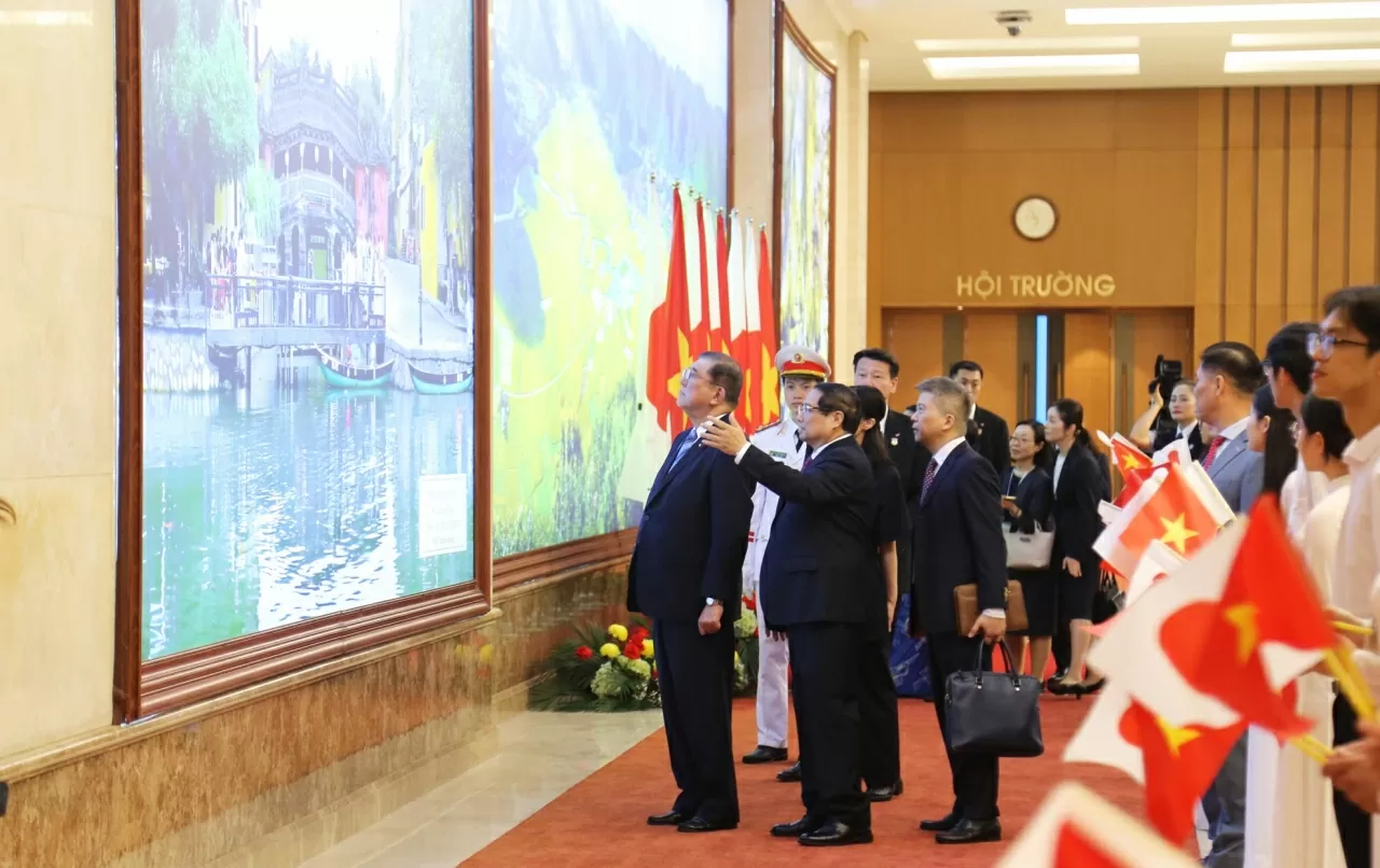 Thủ tướng Phạm Minh Chính và Thủ tướng Ishiba Shigeru cùng tham quan không gian trưng bày ảnh về những dốc mốc lịch sử trong quan hệ hai nước. (Ảnh: Thành Long) Thủ tướng Phạm Minh Chính và Thủ tướng Ishiba Shigeru cùng tham quan không gian trưng bày ảnh về những dốc mốc lịch sử trong quan hệ hai nước. (Ảnh: Thành Long)