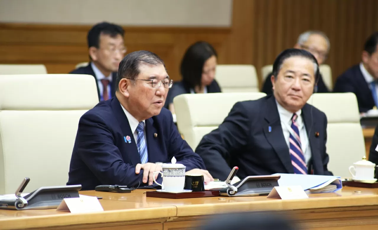 Thủ tướng Ishiba Shigeru tiếp tục tăng cường củng cố hơn nữa mối quan hệ tin cậy cá nhân với các nhà lãnh đạo Việt Nam, cũng như khẳng định tăng cường hợp tác song phương trong các lĩnh vực như an ninh quốc phòng và kinh tế, ứng phó với các thách thức trong khu vực và quốc tế. (Ảnh: Thành Long) Thủ tướng Ishiba Shigeru tiếp tục tăng cường củng cố hơn nữa mối quan hệ tin cậy cá nhân với các nhà lãnh đạo Việt Nam, cũng như khẳng định tăng cường hợp tác song phương trong các lĩnh vực như an ninh quốc phòng và kinh tế, ứng phó với các thách thức tro