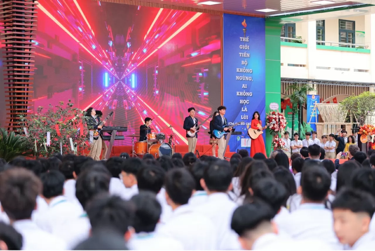 Các em học sinh trường THPT Phan Huy Chú biểu diễn văn nghệ chào mừng sự kiện. 