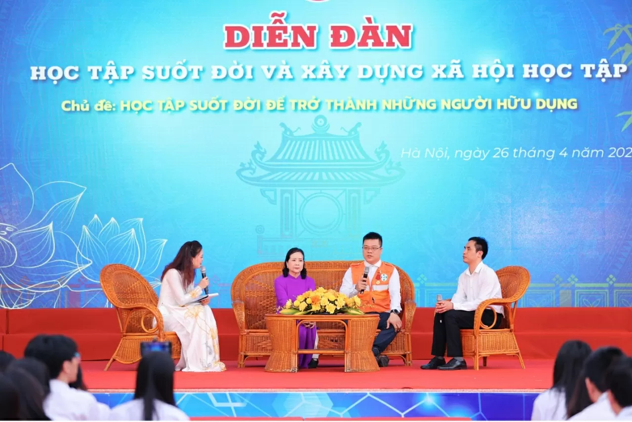 Các nhân vật truyền cảm hứng chia sẻ câu chuyện và thông điệp học tập suốt đời.