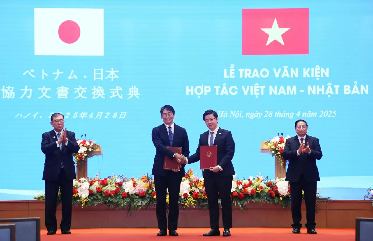 Thủ tướng Phạm Minh Chính và Thủ tướng Nhật Bản Ishiba Shigeru chứng kiến lễ trao Bản ghi nhớ hợp tác giữa Bộ Khoa học và Công nghệ và Bộ Giáo dục, Văn hóa, Thể thao, Khoa học và Công nghệ Nhật Bản về hợp tác nghiên cứu và phát triển trong lĩnh vực bán dẫ