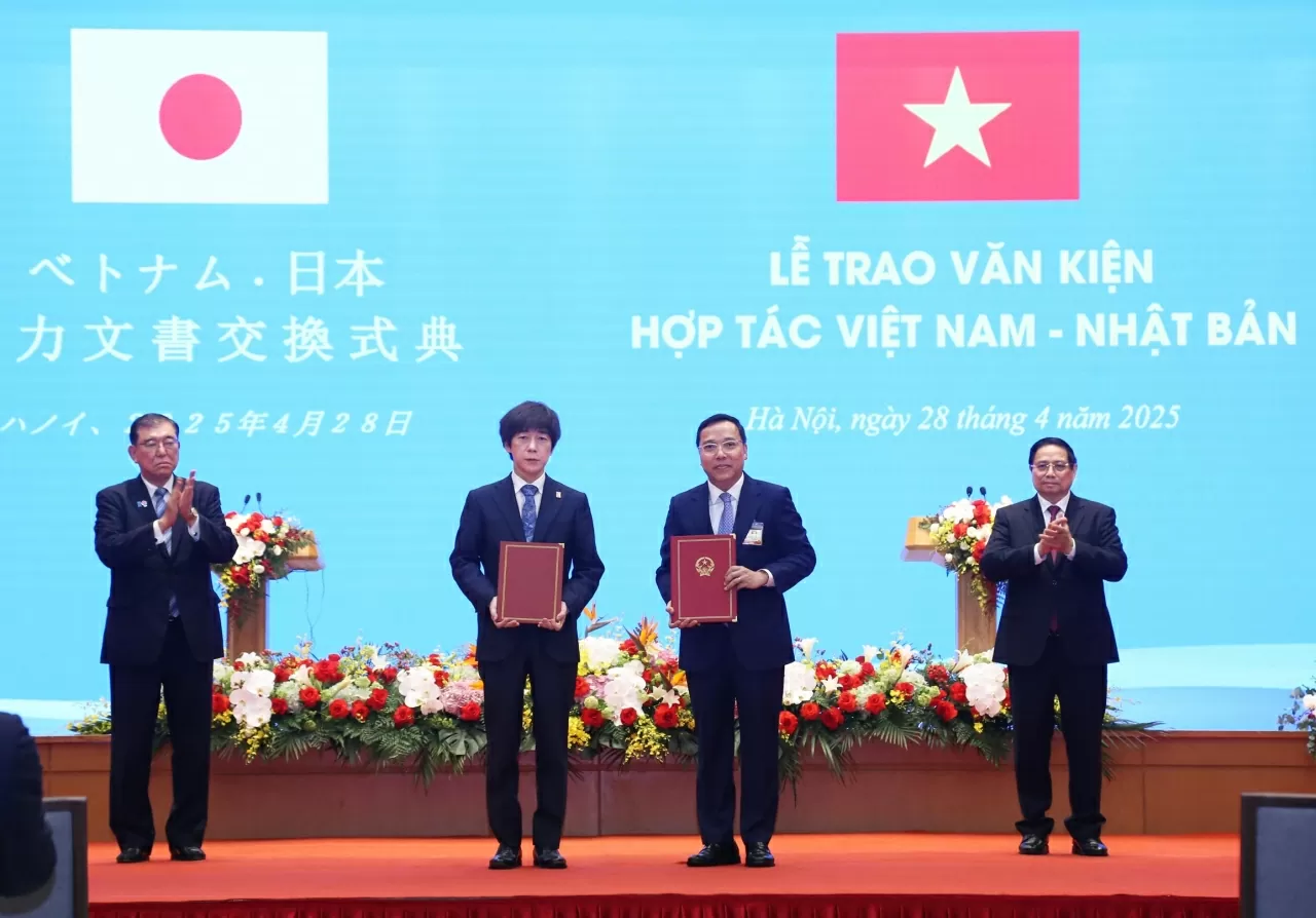 Thủ tướng Phạm Minh Chính và Thủ tướng Nhật Bản Ishiba Shigeru chứng kiến lễ trao Bản ghi nhớ hợpBản ghi nhớ Hợp tác giữa Bộ Công Thương nước Cộng hòa xã hội chủ nghĩa Việt Nam và Bộ Kinh tế, Thương mại và Công nghiệp Nhật Bản về việc thúc đẩy các dự án hợp tác song phương trong lĩnh vực chuyển dịch năng lượng. (Ảnh: Thành Long) Thủ tướng Phạm Minh Chính và Thủ tướng Nhật Bản Ishiba Shigeru chứng kiến lễ trao Bản ghi nhớ hợpBản ghi nhớ Hợp tác giữa Bộ Công Thương nước Cộng hòa xã hội chủ nghĩa Việt Nam và Bộ Kinh tế, Thương mại và Công nghiệp Nhật Bản về việc thúc đẩy các dự án h