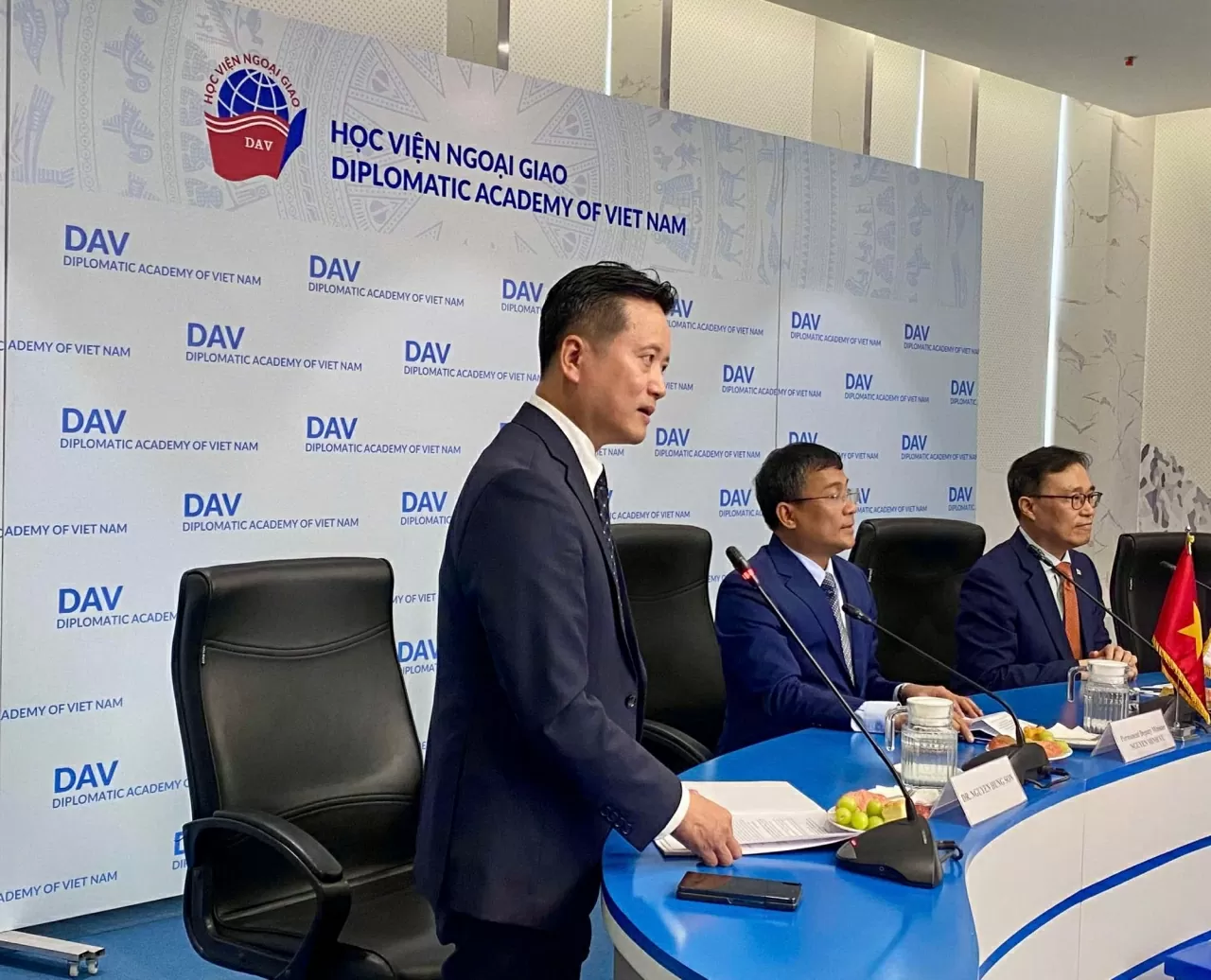 Giám đốc Học viện Ngoại giao Nguyễn Hùng Sơn phát biểu khai mạc. (Ảnh: Xuân Sơn) Giám đốc Học viện Ngoại giao Nguyễn Hùng Sơn phát biểu khai mạc. (Ảnh: Xuân Sơn)