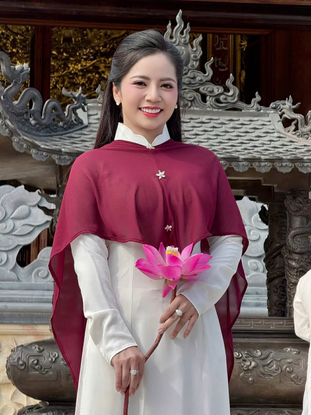 Có một cô gái thôn nữ hát bolero…