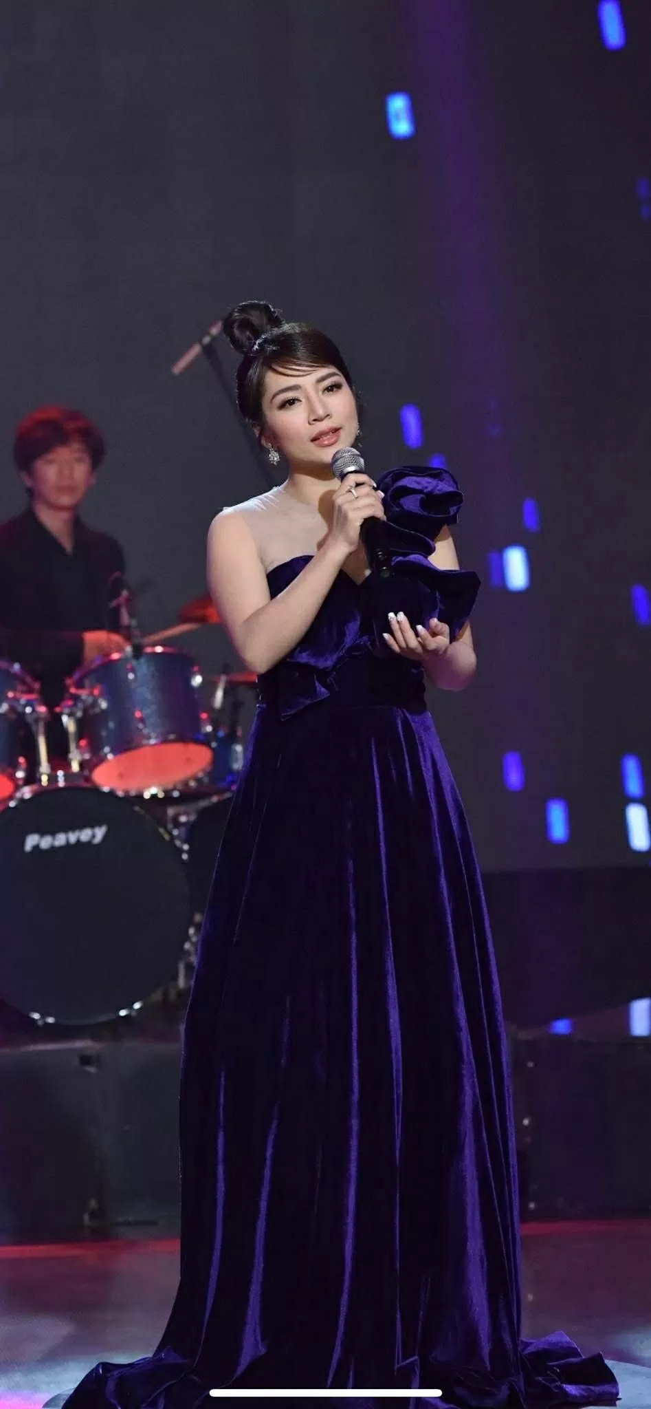 Có một cô gái thôn nữ hát bolero…