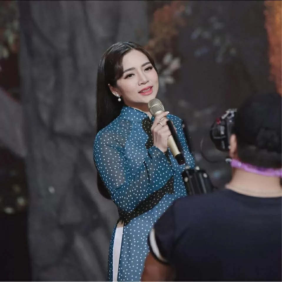Có một cô gái thôn nữ hát bolero… Có một cô gái thôn nữ hát bolero…