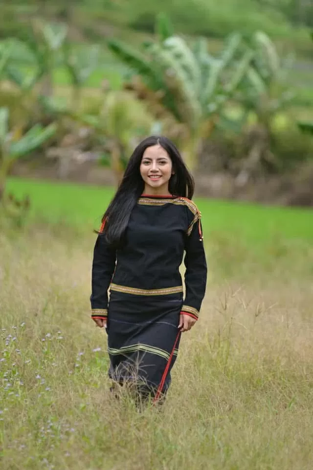 Có một cô gái thôn nữ hát bolero… Có một cô gái thôn nữ hát bolero…