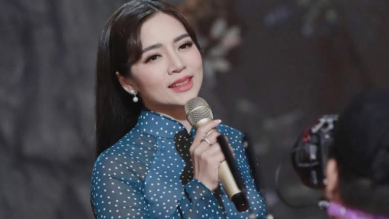 Có một cô gái thôn nữ hát bolero…