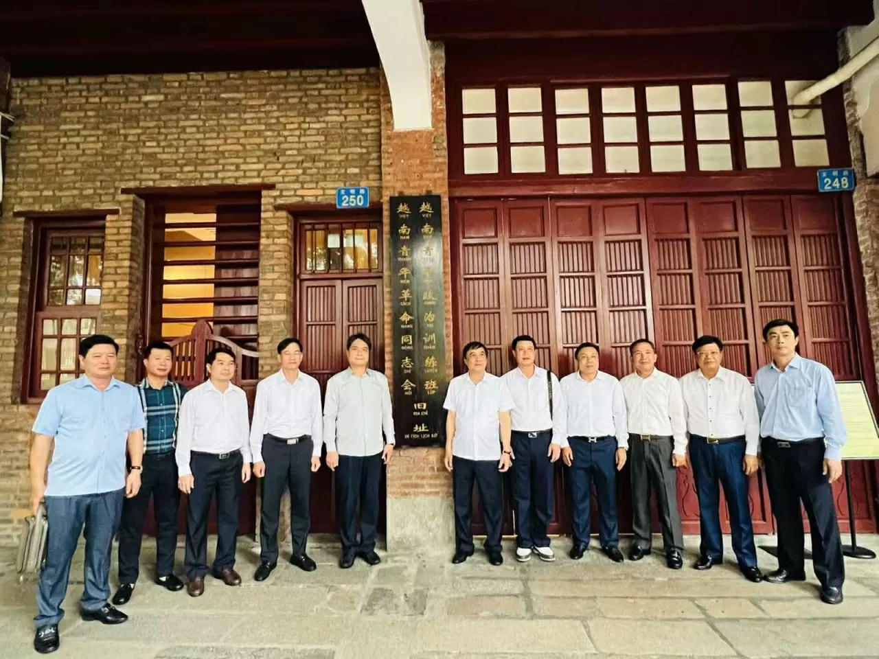 Đoàn công tác tỉnh Phú Thọ thăm di tích Trụ sở Hội Việt Nam Cách mạng Thanh niên.