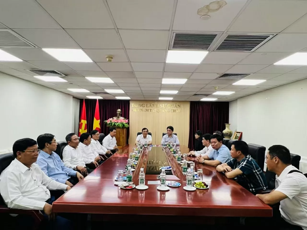 Lãnh đạo tỉnh Phú Thọ mong muốn Tổng lãnh sự quán Việt Nam tại Quảng Châu phát huy vai trò cầu nối giữa tỉnh và các đối tác Trung Quốc. Lãnh đạo tỉnh Phú Thọ mong muốn Tổng lãnh sự quán Việt Nam tại Quảng Châu phát huy vai trò cầu nối giữa tỉnh và các đối tác Trung Quốc.