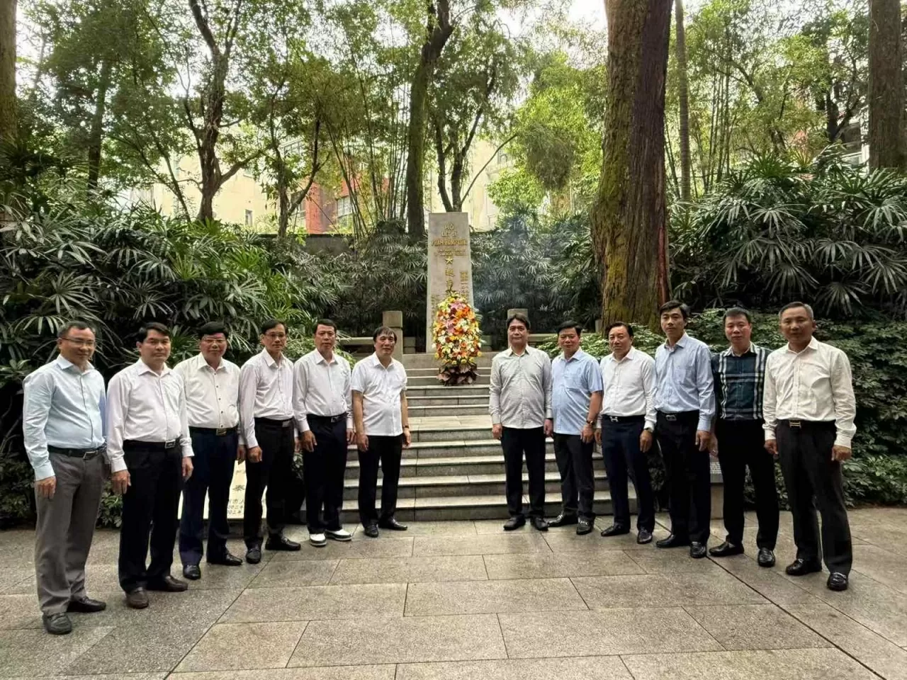 Đoàn công tác tỉnh Phú Thọ dâng hương và dâng hoa tại mộ liệt sĩ Phạm Hồng Thái. Đoàn công tác tỉnh Phú Thọ dâng hương và dâng hoa tại mộ liệt sĩ Phạm Hồng Thái.