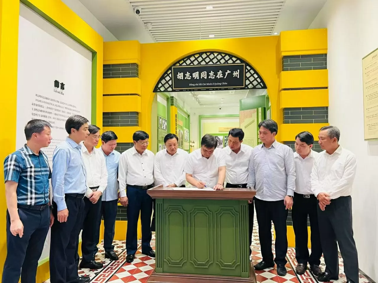 Đoàn công tác tỉnh Phú Thọ thăm Khu di tích Trụ sở Hội Việt Nam Cách mạng Thanh niên. Đoàn công tác tỉnh Phú Thọ thăm Khu di tích Trụ sở Hội Việt Nam Cách mạng Thanh niên.