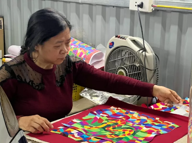 Nghệ Nhân Nguyễn Thị Khanh luôn tâm huyết với nghề.