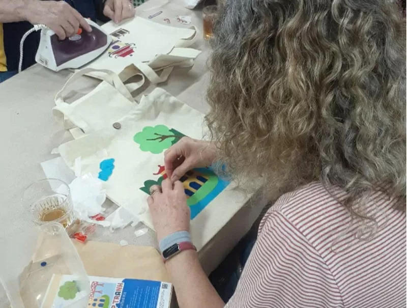 Bà Anna Schreiber trong buổi trải nghiệm workshop ghép tranh vải ở Vụn Art. Bà Anna Schreiber trong buổi trải nghiệm workshop ghép tranh vải ở Vụn Art.