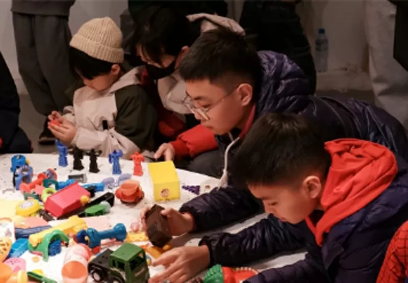 Khu đồ chơi nằm ngay dưới mô hình tái chế thu hút rất nhiều em nhỏ. Khu đồ chơi nằm ngay dưới mô hình tái chế thu hút rất nhiều em nhỏ.