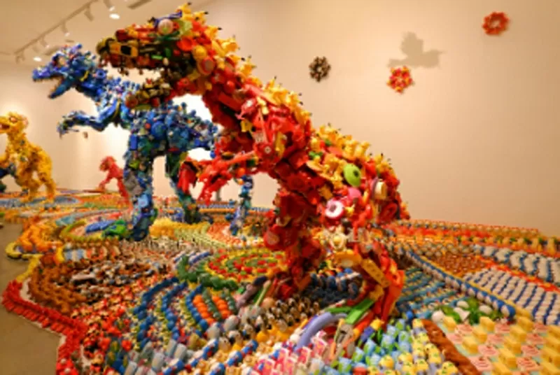 Căn phòng trưng bày tác phẩm khủng long được tạo nên từ hàng nghìn mảnh ghép đồ chơi bị bỏ đi Căn phòng trưng bày tác phẩm khủng long được tạo nên từ hàng nghìn mảnh ghép đồ chơi bị bỏ đi