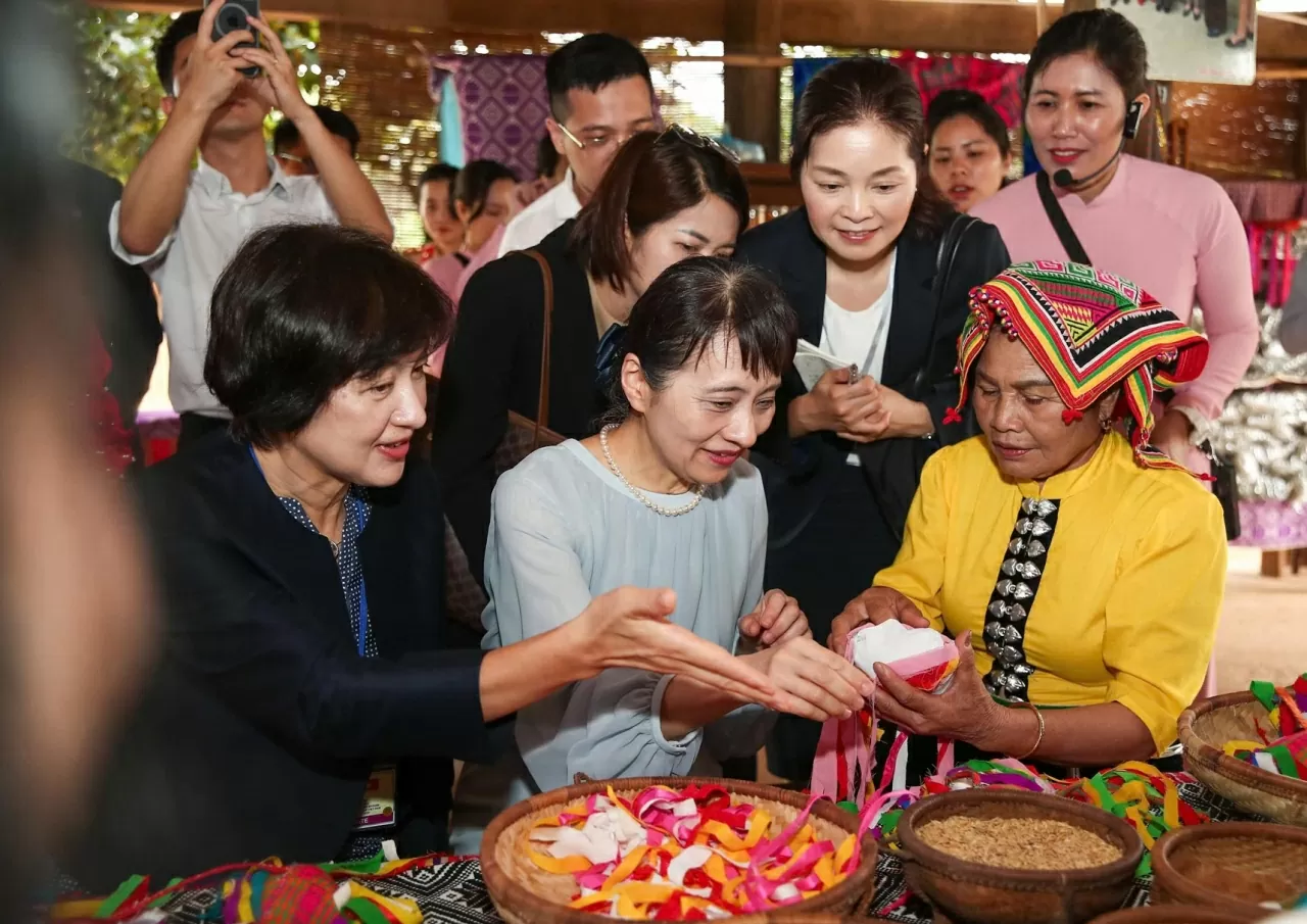 Phu nhân đã cùng trải nghiệm làm quả còn dưới sự hướng dẫn của đại diện đồng bào dân tộc Thái, cũng như ý nghĩa và cách ném còn. Phu nhân đã cùng trải nghiệm làm quả còn dưới sự hướng dẫn của đại diện đồng bào dân tộc Thái, cũng như ý nghĩa và cách ném còn.