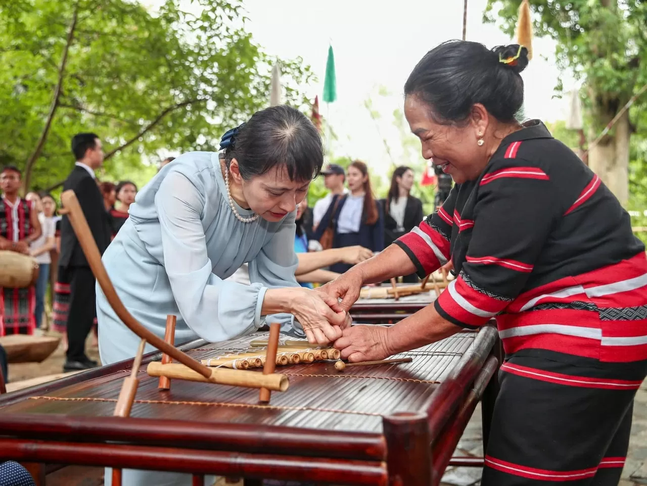 Phu nhân Ishiba Yoshiko được chính những nghệ nhân hướng dẫn chế tác nhạc cụ từ tre nứa.