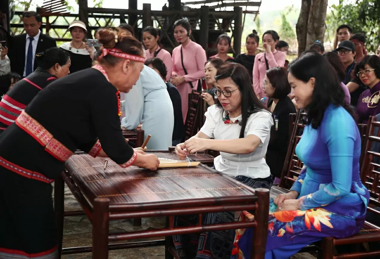 Phu nhân Lê Thị Bích Trân trải nghiệm làm đàn T'rưng đặc trưng của núi rừng Tây Nguyên. Phu nhân Lê Thị Bích Trân trải nghiệm làm đàn T'rưng đặc trưng của núi rừng Tây Nguyên.