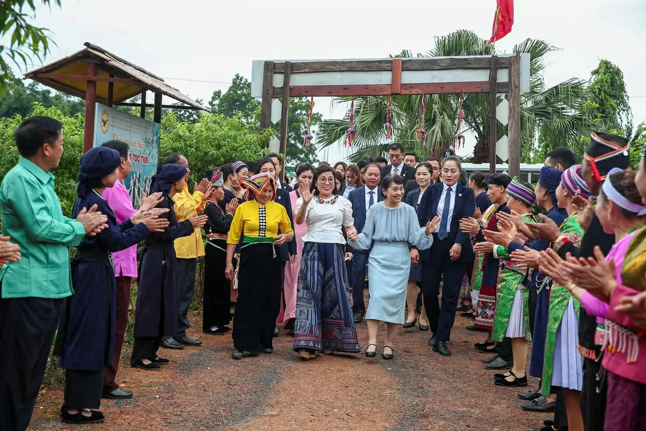 Đại diện các nhóm dân tộc Việt Nam anh em đang sinh sống tại đây đã chào đón hai Phu nhân trong tiếng cồng chiêng và điệu múa truyền thống mừng khách đến thăm. Đại diện các nhóm dân tộc Việt Nam anh em đang sinh sống tại đây đã chào đón hai Phu nhân trong tiếng cồng chiêng và điệu múa truyền thống mừng khách đến thăm.