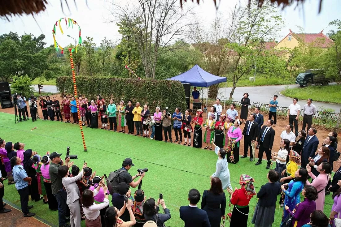 Dưới sự cổ vũ của những người xung quanh, hai Phu nhân đã cùng thử ném còn qua chiếc vòng tròn được treo trên một ngọn cây cao. Tiếng hò reo vang lên khi quả còn bay vút lên và lọt qua chiếc vòng.