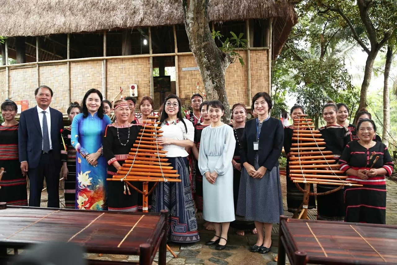 Phu nhân Lê Thị Bích Trân và Phu nhân Ishiba Yoshiko đến Làng dân tộc Xơ Đăng. Hai Phu nhân tiến vào làng trong sự vui mừng chào đón của bà con và gặp gỡ nghệ nhân ưu tú Y'Sinh, người chế tác nhạc cụ từ tre nứa. Phu nhân Lê Thị Bích Trân và Phu nhân Ishiba Yoshiko đến Làng dân tộc Xơ Đăng. Hai Phu nhân tiến vào làng trong sự vui mừng chào đón của bà con và gặp gỡ nghệ nhân ưu tú Y'Sinh, người chế tác nhạc cụ từ tre nứa.