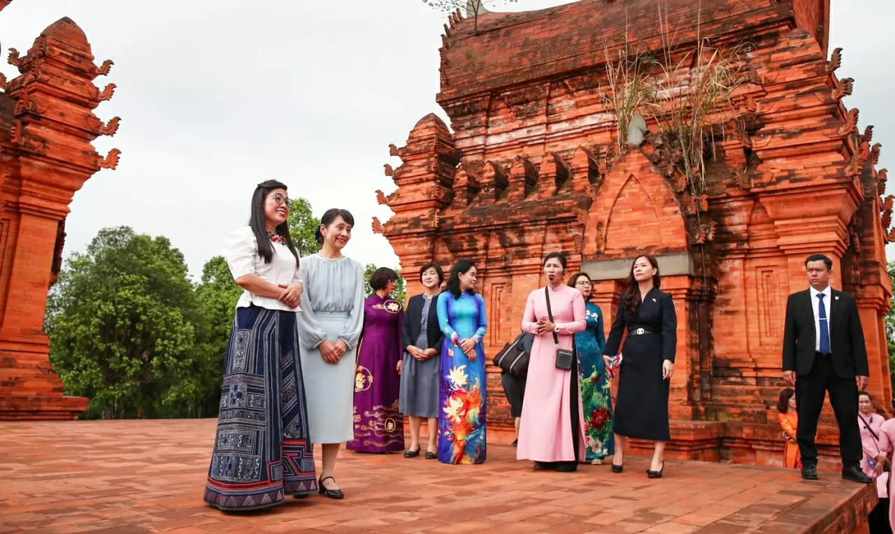 Hai phu nhân được giới thiệu và lan tỏa truyền thống của dân tộc và thể hiện tình đoàn kết, sự chung sống hòa thuận của tất cả đồng bào dân tộc trên mọi miền Tổ quốc. Hai phu nhân được giới thiệu và lan tỏa truyền thống của dân tộc và thể hiện tình đoàn kết, sự chung sống hòa thuận của tất cả đồng bào dân tộc trên mọi miền Tổ quốc.