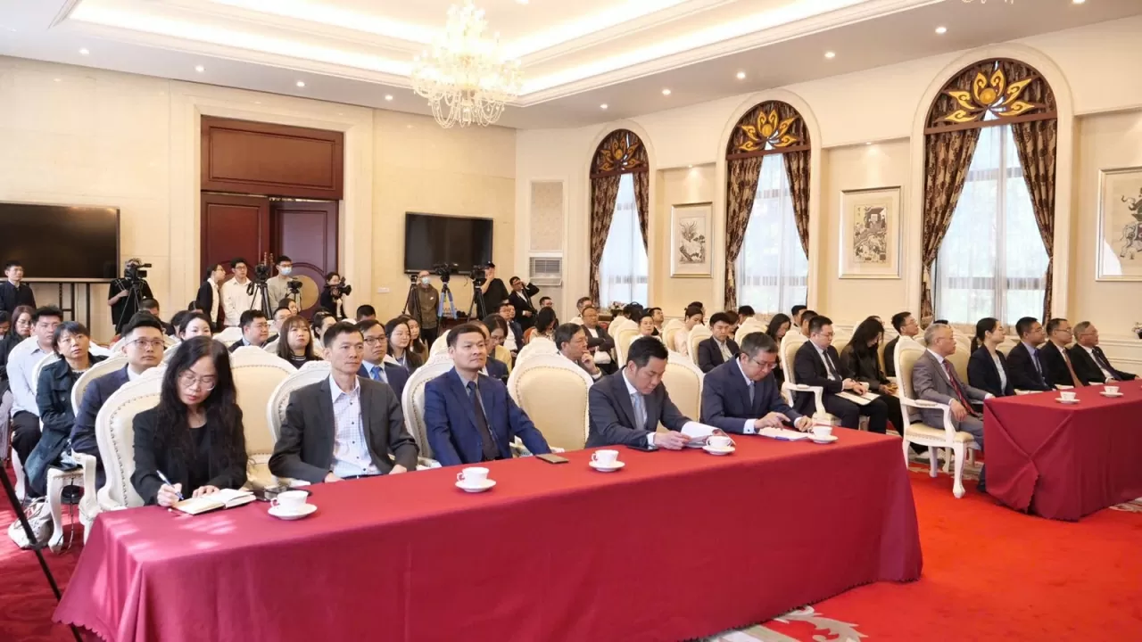 Buổi gặp gỡ phóng viên báo chí với sự tham dự của đại diện lãnh đạo các cơ quan quản lý báo chí Trung Quốc và hàng chục cơ quan báo chí, truyền thông chủ chốt và đội ngũ phóng viên, học giả của Trung Quốc từ trung ương đến địa phương.