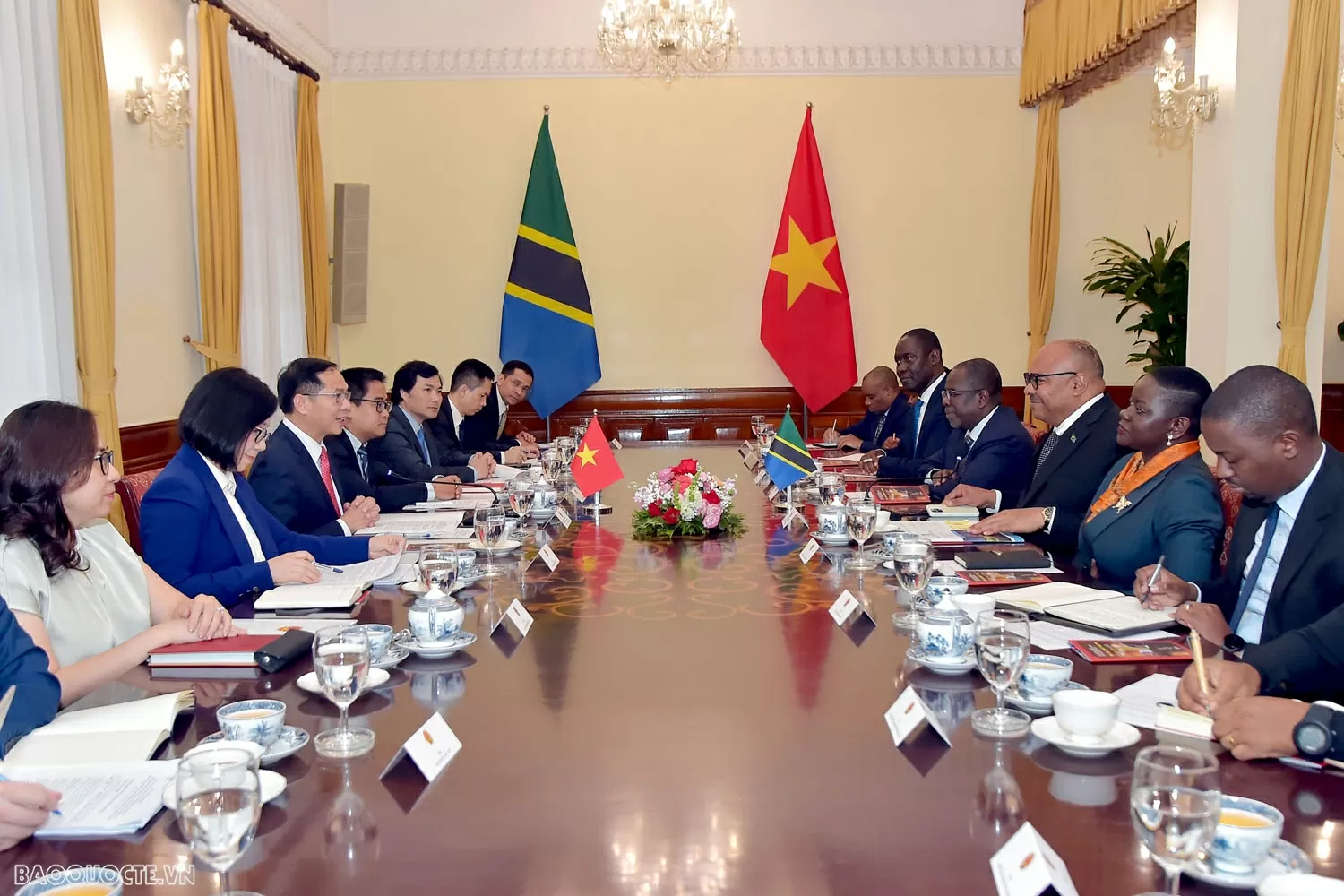 Phó Thủ tướng, Bộ trưởng Ngoại giao Bùi Thanh Sơn tiếp và hội đàm với Bộ trưởng Ngoại giao và Hợp tác Đông Phi Tanzania Phó Thủ tướng, Bộ trưởng Ngoại giao Bùi Thanh Sơn hội đàm với Bộ trưởng Ngoại giao và Hợp tác Đông Phi Tanzania