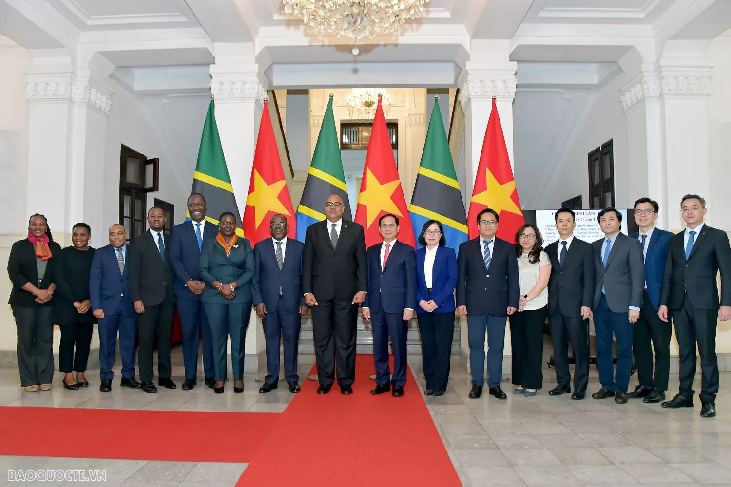 Phó Thủ tướng, Bộ trưởng Ngoại giao Bùi Thanh Sơn hội đàm với Bộ trưởng Ngoại giao và Hợp tác Đông Phi Tanzania