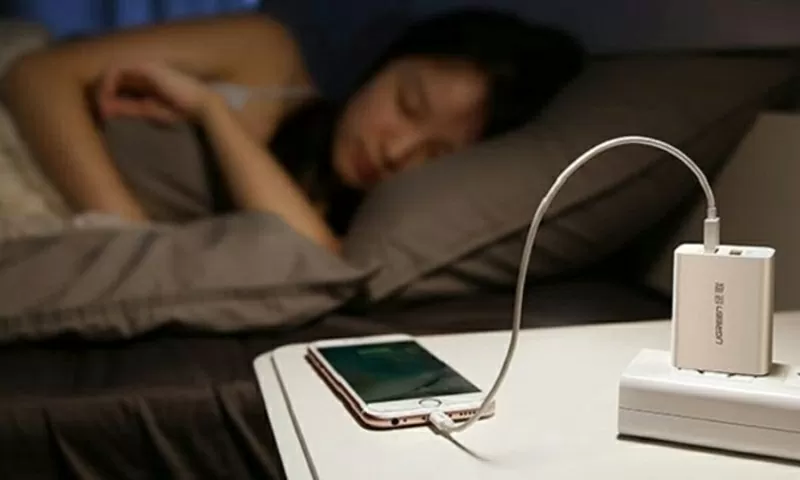 Sạc iPhone qua đêm là một trong những thói quen khá phổ biến của người dùng
