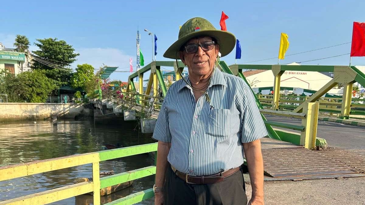 Việt Nam chào đón tôi bằng những đôi mắt sáng lấp lánh niềm tự hào dân tộc