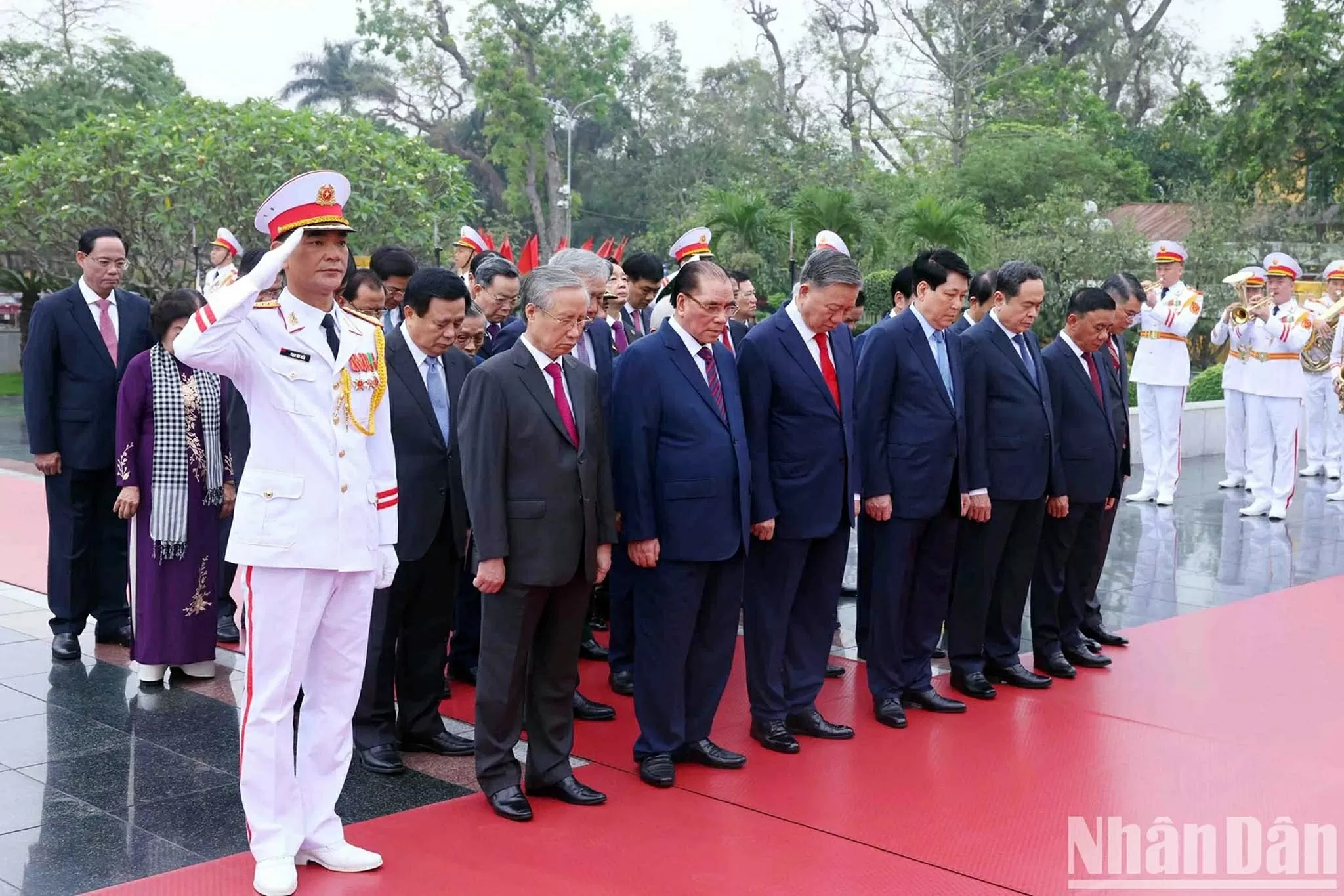 Các đồng chí lãnh đạo, nguyên lãnh đạo Đảng, Nhà nước tới đặt vòng hoa, tưởng niệm các Anh hùng liệt sĩ tại Đài tưởng niệm các Anh hùng liệt sĩ trên đường Bắc Sơn. (Nguồn: Báo Nhân dân) Các đồng chí lãnh đạo, nguyên lãnh đạo Đảng, Nhà nước tới đặt vòng hoa, tưởng niệm các Anh hùng liệt sĩ tại Đài tưởng niệm các Anh hùng liệt sĩ trên đường Bắc Sơn. (Nguồn: Báo Nhân dân)